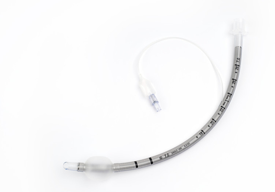Goede prijs. Medische benodigdheden Hoogwaardige versterkte geboeide endotracheale intubatie Grootte 6.5 online